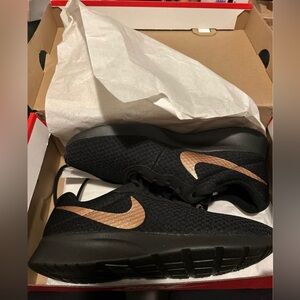 Nike Tanjun Sneaker Women’s Size 10 (Black/Metallic Red Bronze)